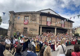 Quedada de pandereteras en el Ayuntamiento de Cartes.