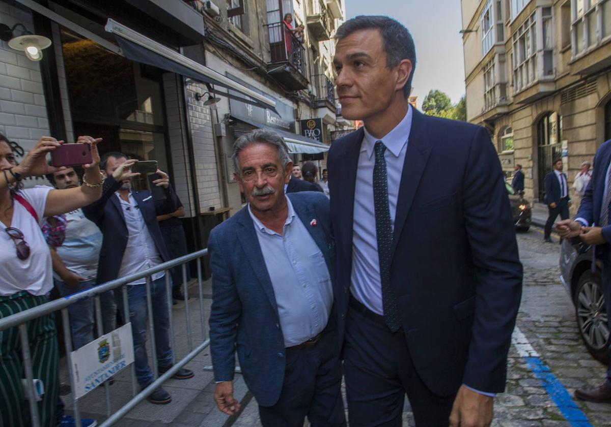 Miguel Ángel Revilla y Pedro Sánchez, en 2019, en Santander.