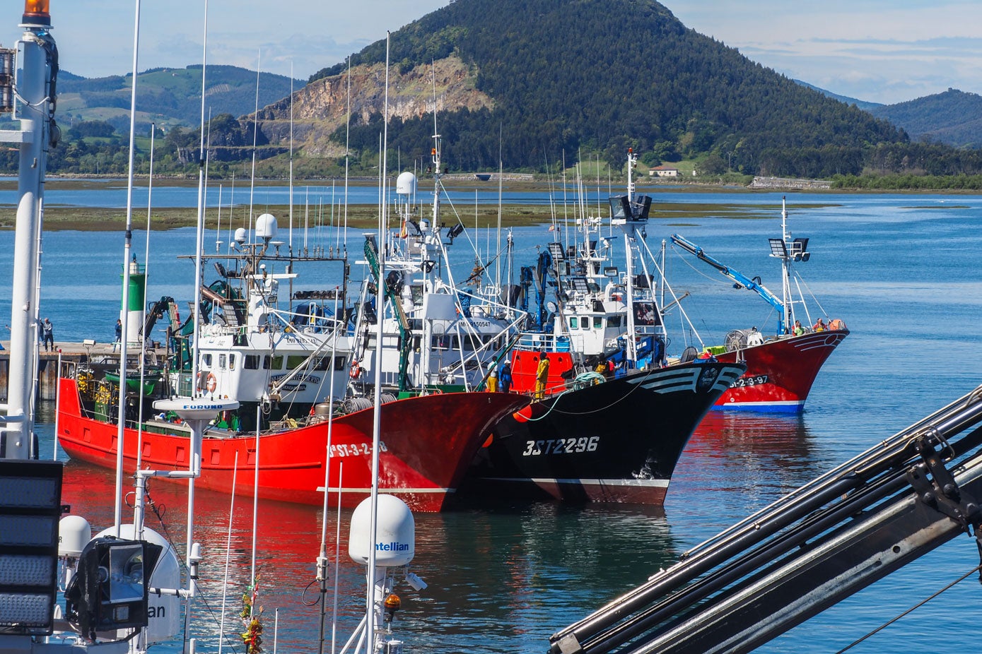 Los barcos en el puerto de Santoña.