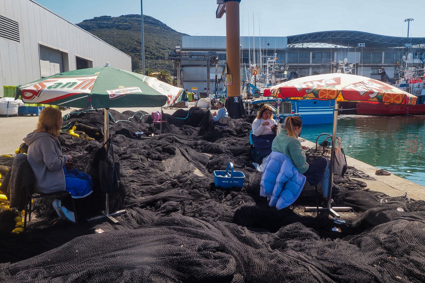 Labores en el puerto de Santoña.