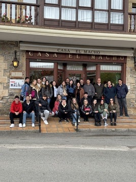 Alumnos y profesores de la Escuela tuvieron la oportunidad de observar de cerca el proceso de producción de los famosos dulces cántabros.