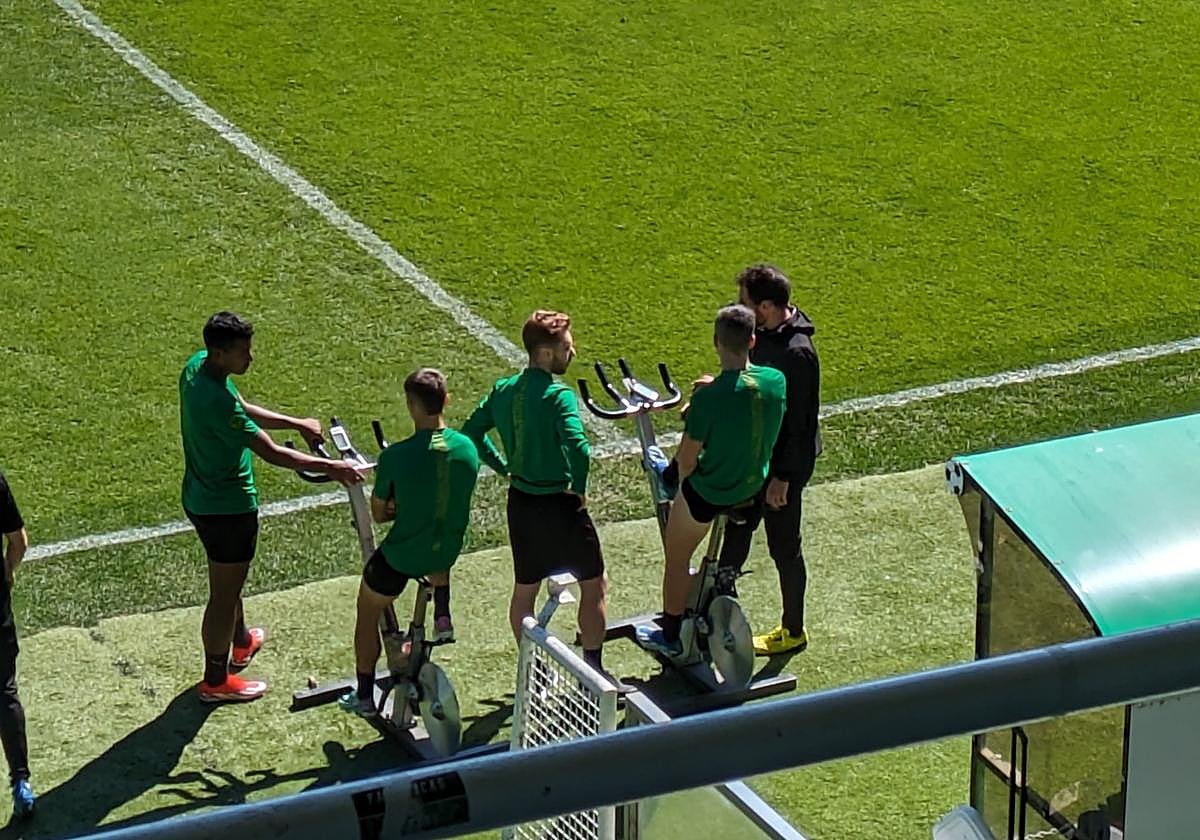 Peque charla con Íñigo Sainz-Maza y el doctor Fernández-Divar durante la sesión de este martes.