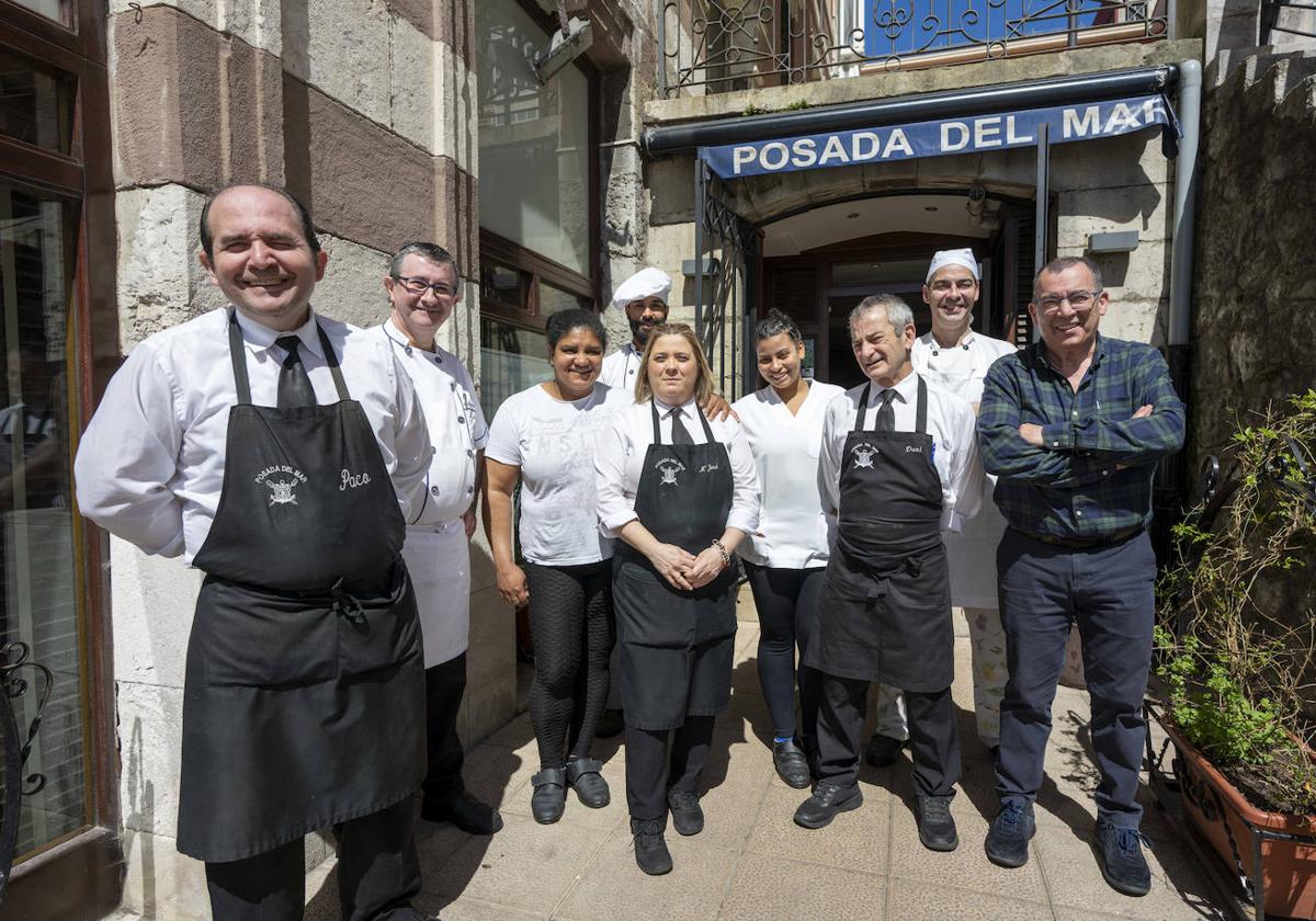 La plantilla de La Posada del Mar. De izquierda a derecha, Paco, Luis, Noemí, Santiago, María José, Teanni, Daniel, Carlos y Tomás. Ese día faltaba Adrián.