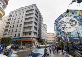 Edificio del número 8 de la calle Santa Clara, con fachada gris, que finalmente no se destinará a uso turístico.