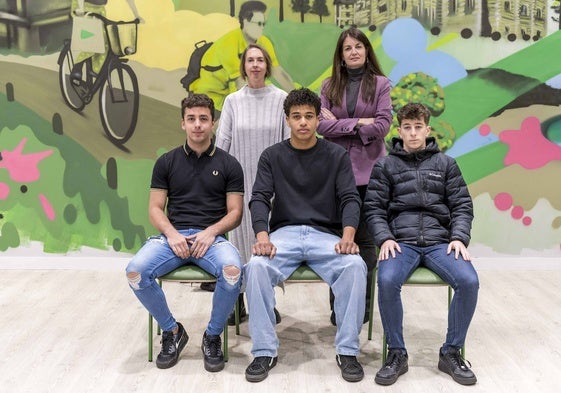 De izquierda a derecha y de arriba abajo: Isabel Peix (tutora), Palmira Gómez (mentora), Asier Fernández, Andrés Washington y Hugo Enrique (estudiantes).