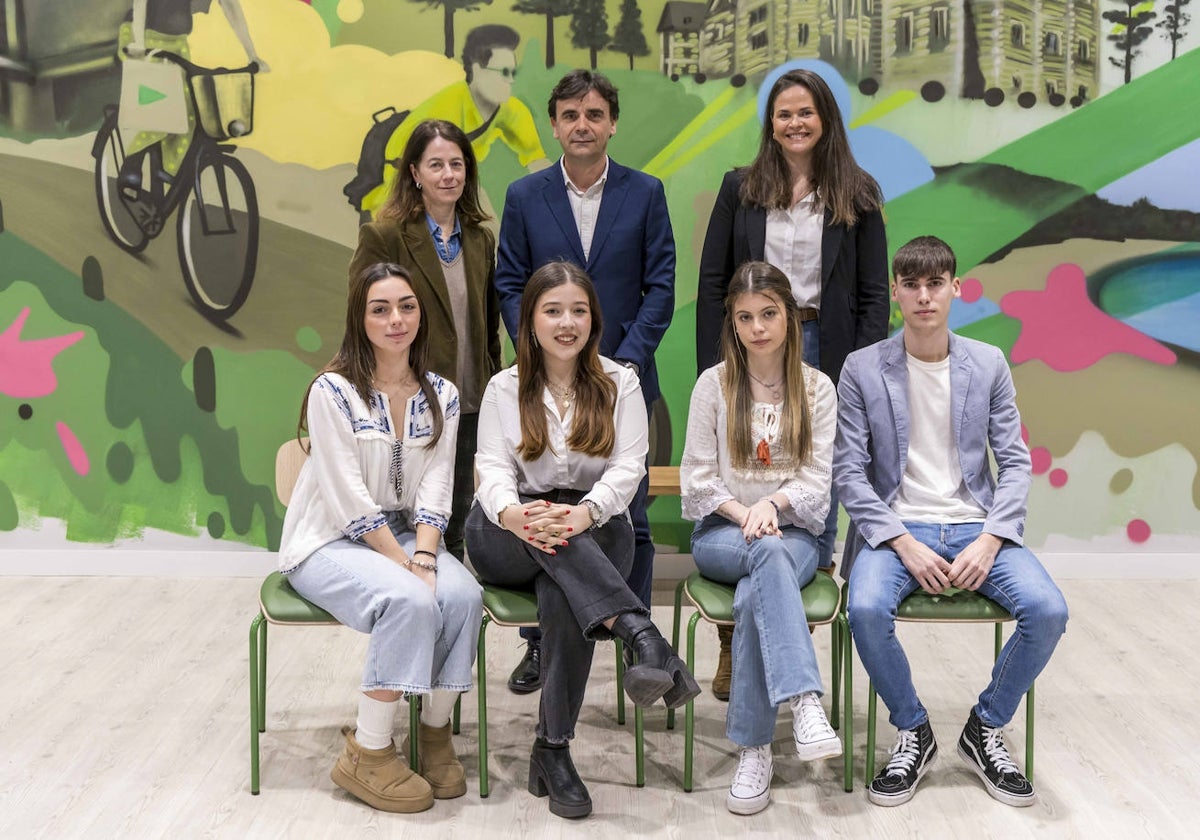 De izquierda a derecha y de arriba abajo: Noelia Conde y Gonzalo Sordo (mentores), Mª Luisa Valle (tutora), Lucía Otero, Lucía Fernández, Virginia Isabel Pardo y Asier García (estudiantes).