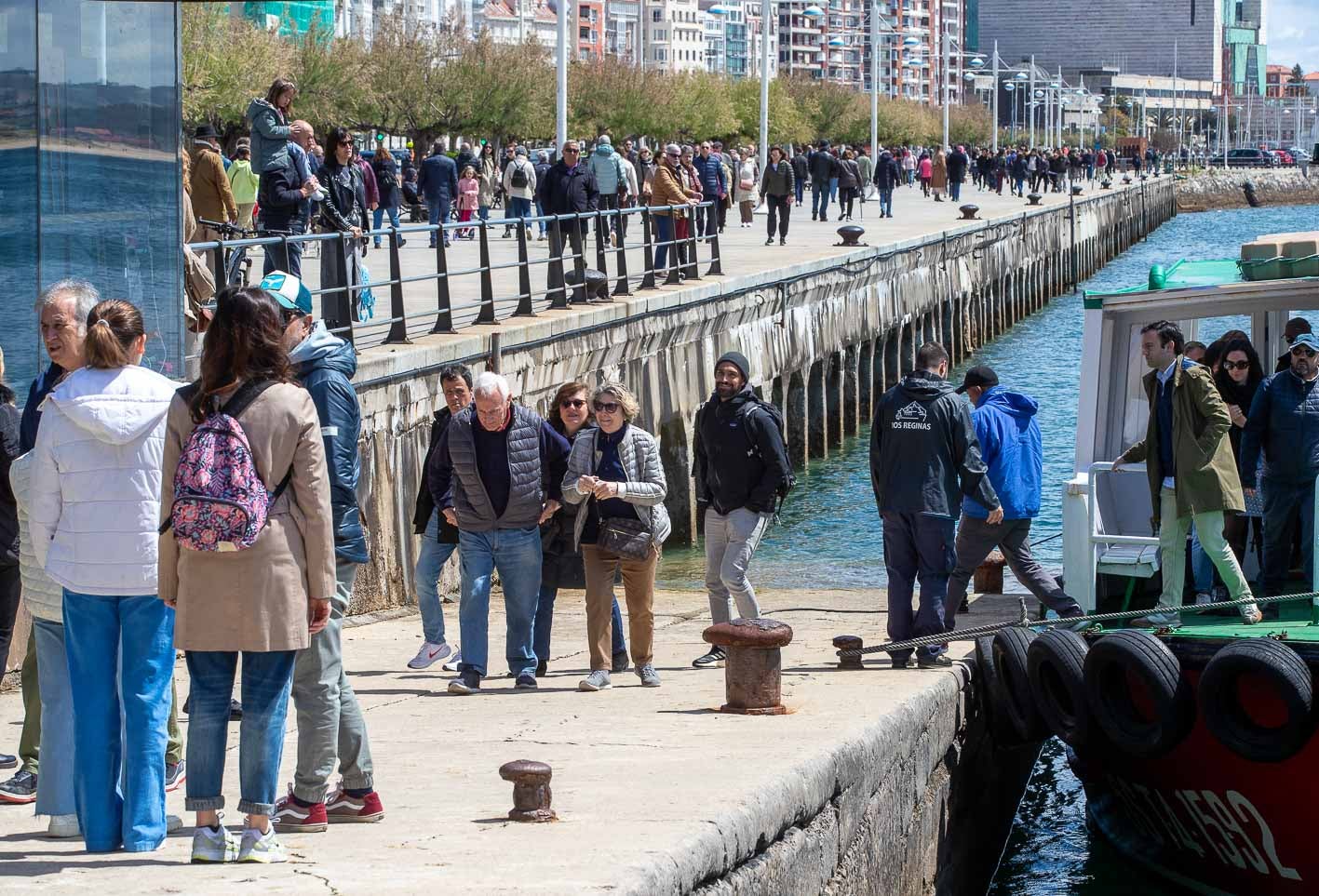 Pasajeros desembarcan de uno de los barcos que pasea por la bahía, este miércoles, en Santander. 