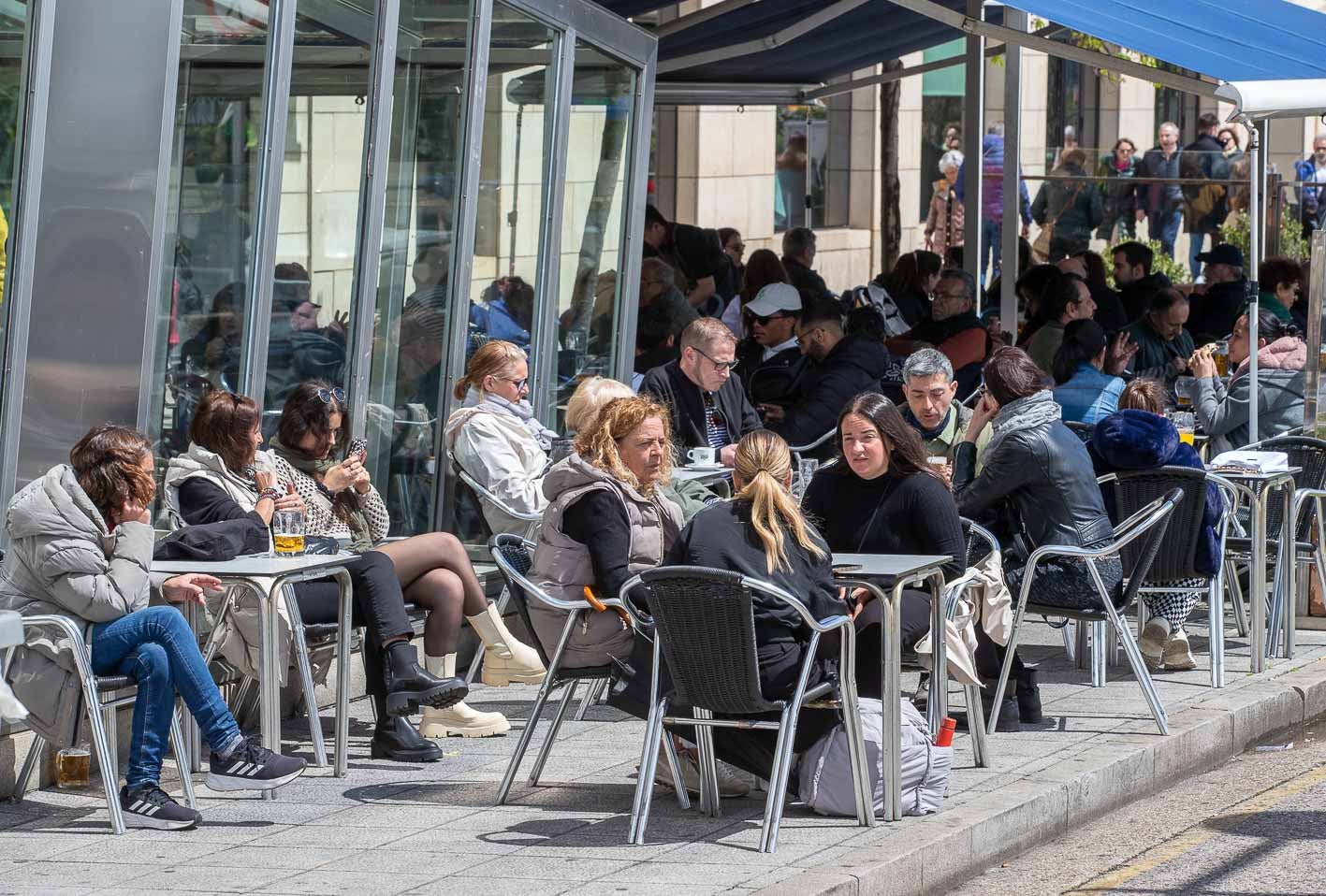 La clientela abarrotó las terrazas durante las horas centrales del día, gracias al buen tiempo. 