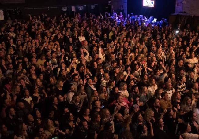 El público cantó a pleno pulmón cada una de las canciones.