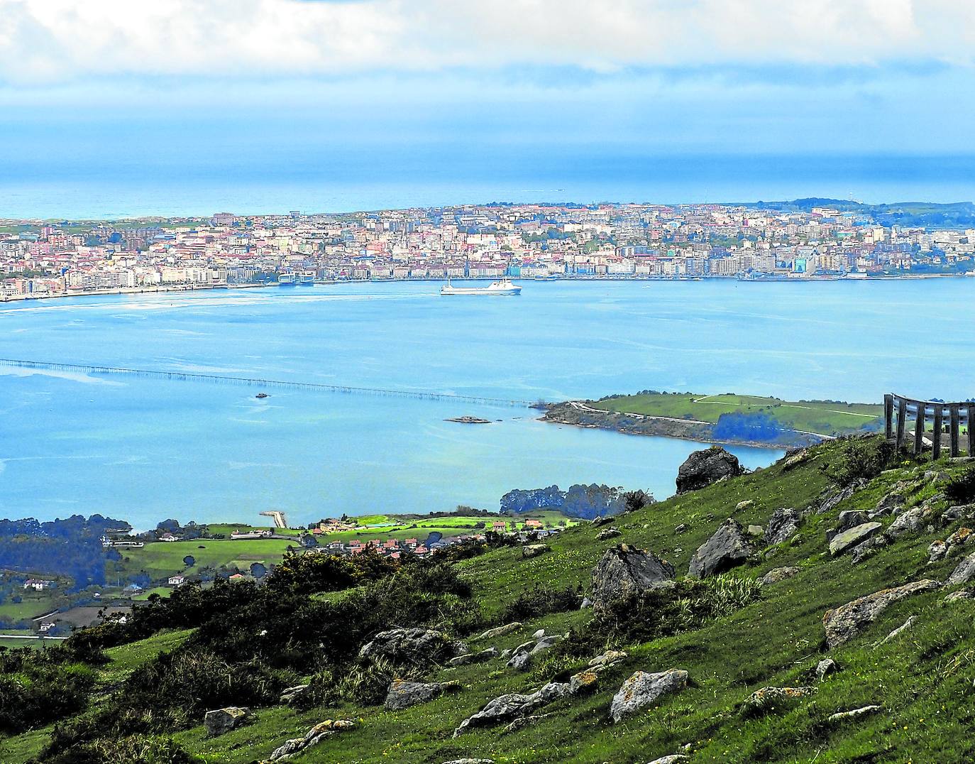 Panorámica de la bahía de Santander desde Peña Cabarga, el punto más elevado de su entorno.