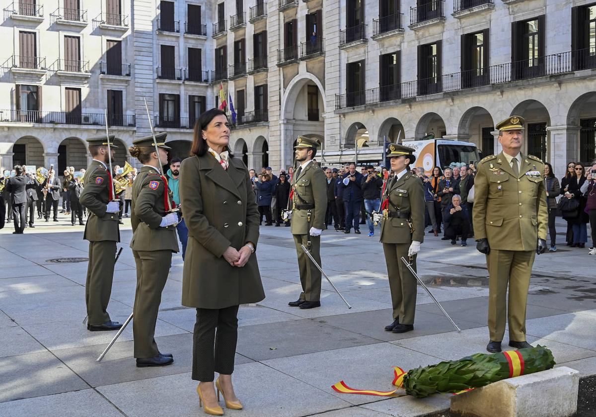 Imagen principal - Santander celebra el Dos de Mayo con una ofrenda floral en el monumento a Pedro Velarde