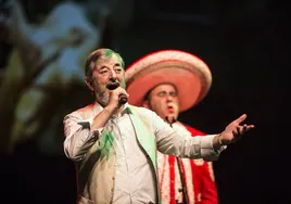 Julián Revuelta, 'El Malvís de Tanos', entona una canción durante la Gala del folclore de Cantabria, en 2019.