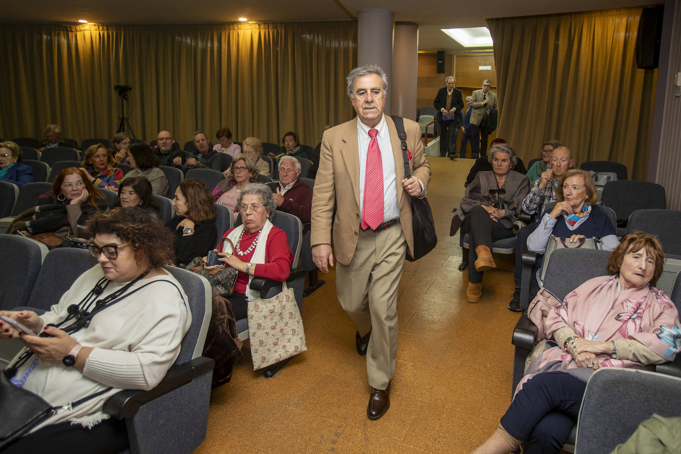 Graciano Palomo, a su llegada al Ateneo de Santander.