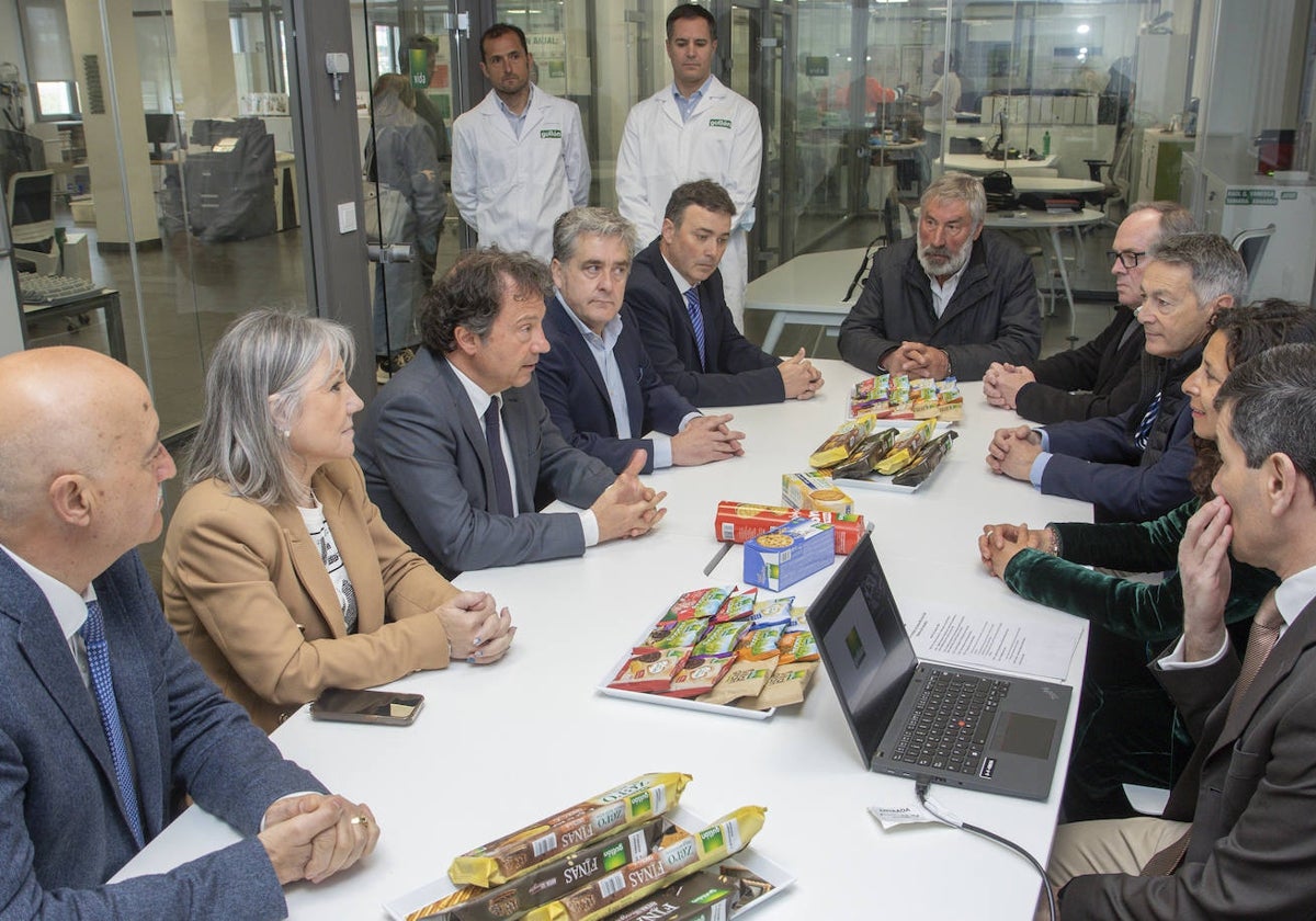 Palencia, en el centro a la izquierda, conversa con Lourdes Gullón.