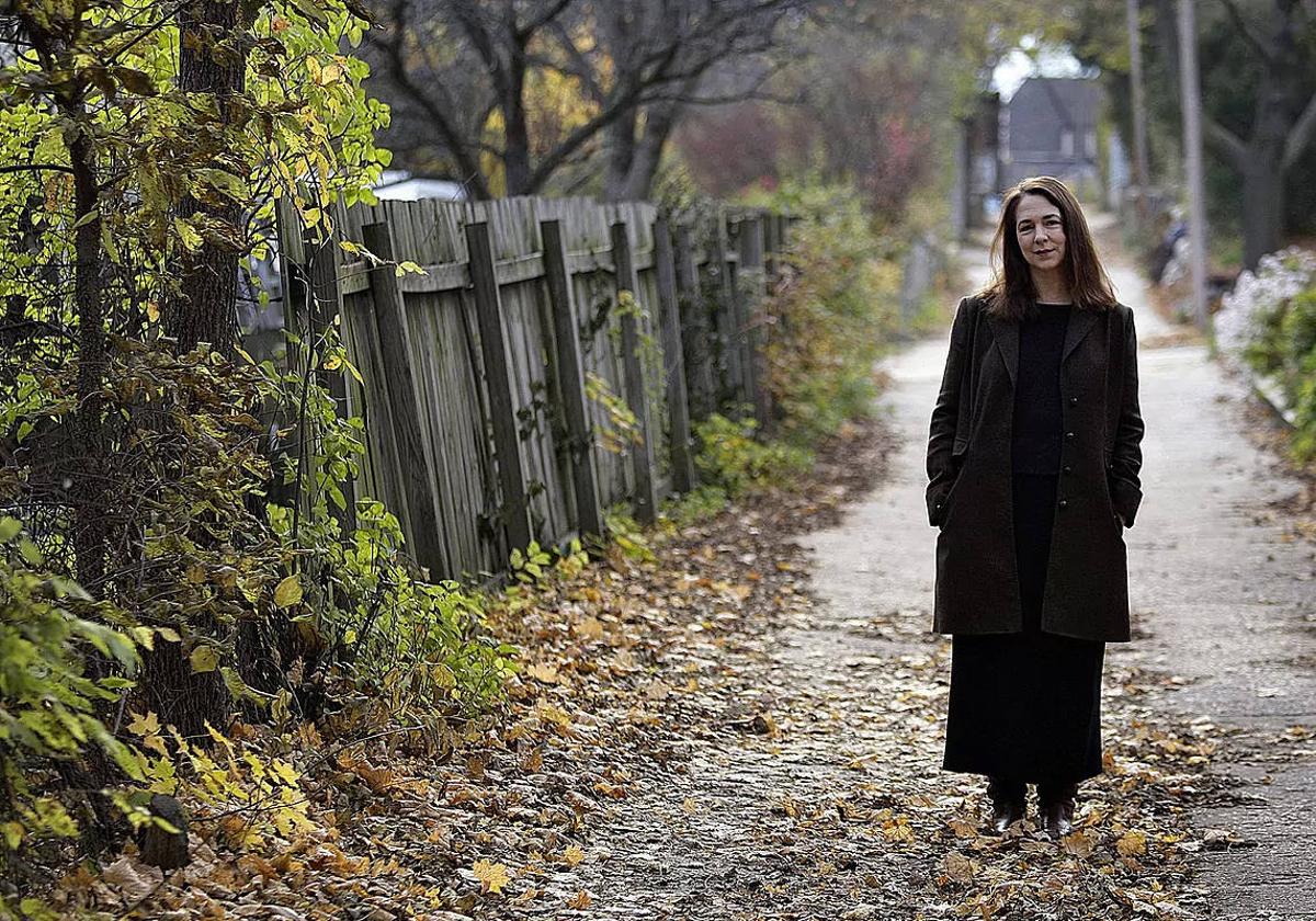 La escritora neoyorquina Lorrie Moore, posa cerca de su casa en Wisconsin.