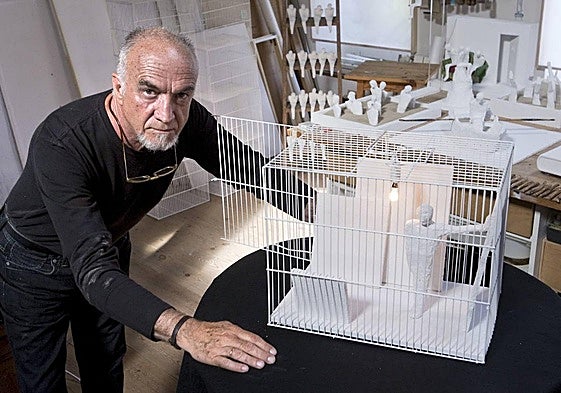 El artista, con uno de sus proyectos, en 2010, en su estudio de Esles.