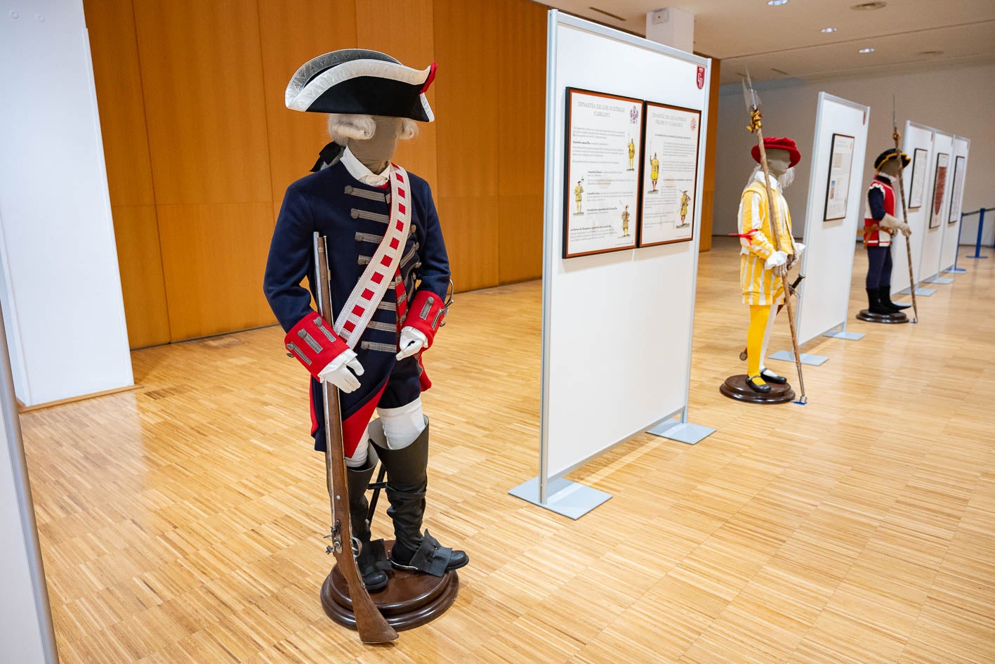 Algunos de los uniformes que la Guardia Real ha utilizado a lo largo de los años.