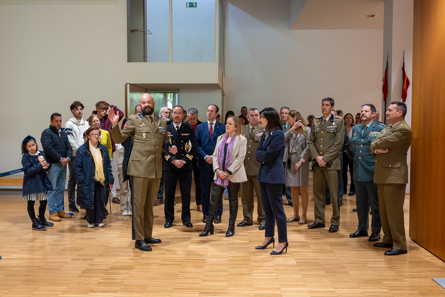 El comandante Manuel de Hoyos, responsable de la exposición, fue el encargado de guiar el recorrido.