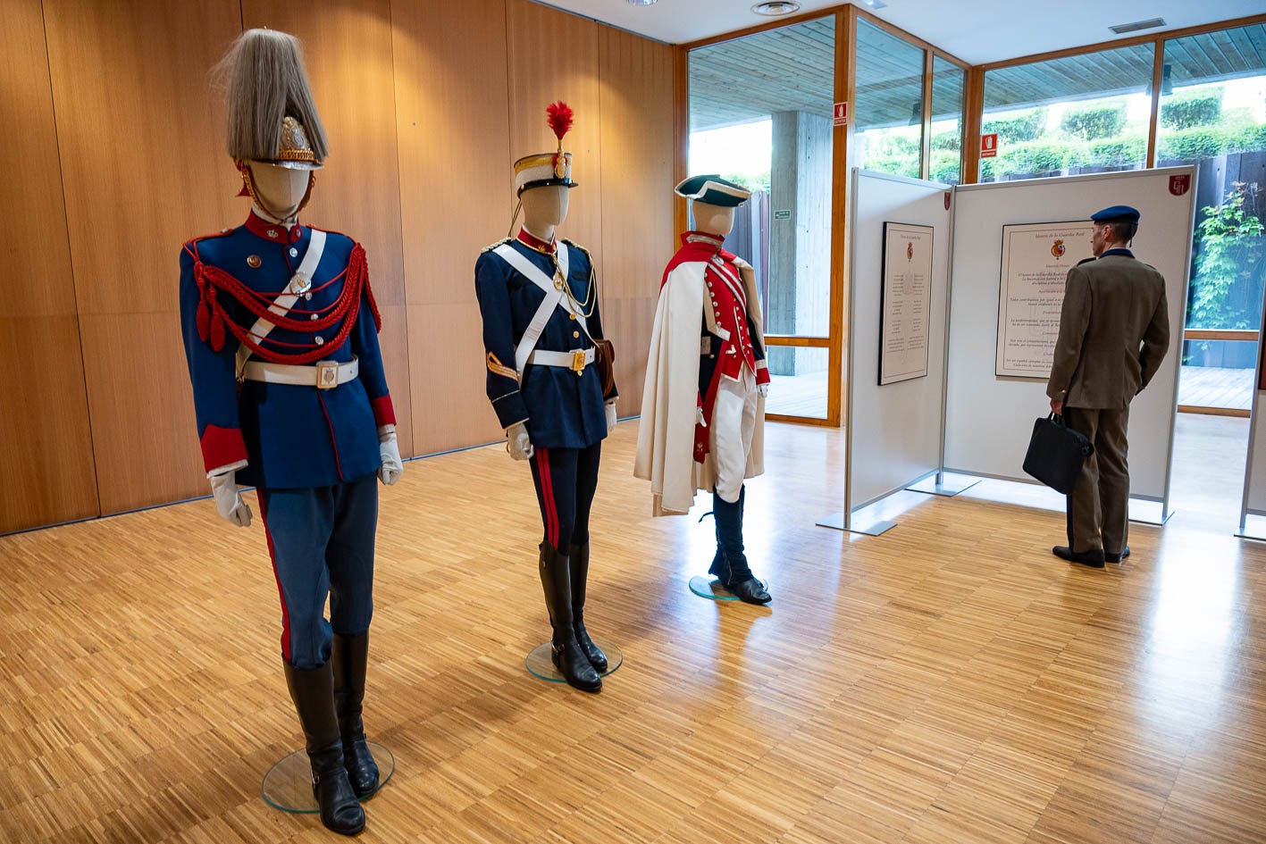 Tres de los muchos uniformes históricos de la Guardia Real.