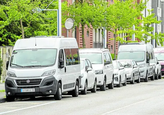 Varias autocaravanas aparcadas en la calle Ernest Lluch, en Valdenoja, una de las zonas frecuentadas por este tipo de vehículos.