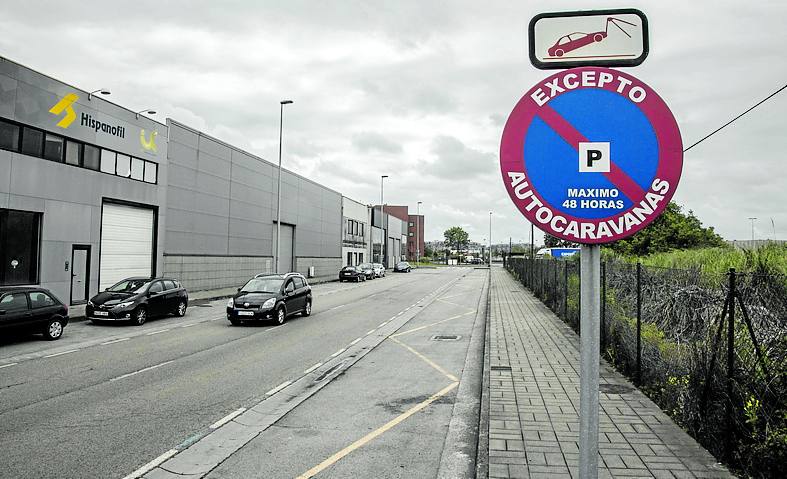 El aparcamiento de la calle César Llamazares, vacío.