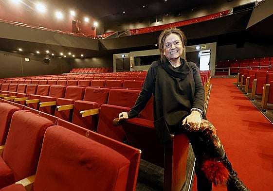 Esther Vélez posa para la entrevista en el Teatro Municipal Concha Espina de Torrelavega.