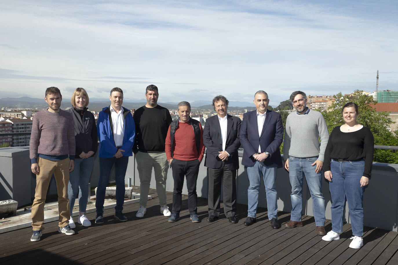 Los consejeros, junto al presidente de la Red Cántabra de Desarrollo Rural y los representantes de los trabajadores de Naturea.