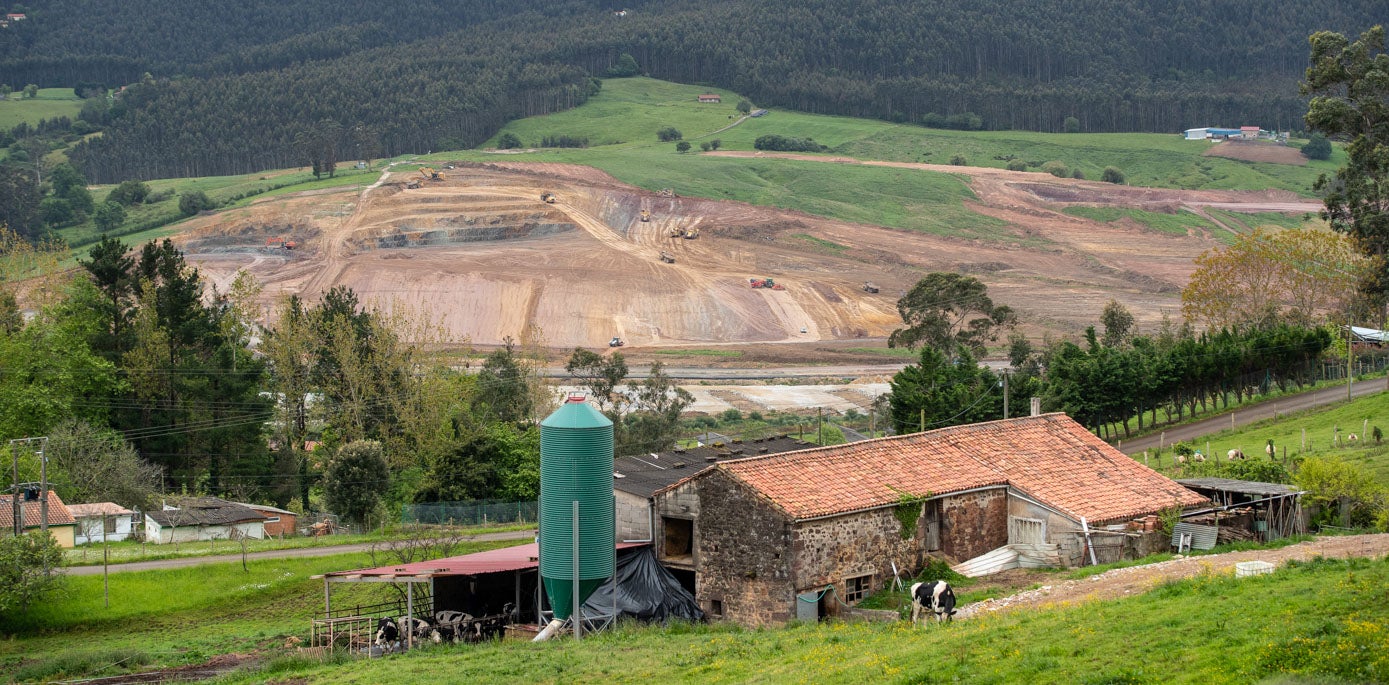 En los próximos dos meses se continuará con la ejecución de la explanada de los viales y rellenos de las parcelas y se iniciará la ejecución de las canalizaciones de las redes de servicios (abastecimiento, protección contra incendios, saneamiento, energía eléctrica y telecomunicaciones).