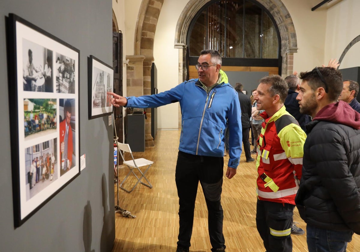 Imagen principal - Ignacio Vía, Aquilino González y Miguel Rodríguez, y varias personas contemplando las imágenes de la exposición