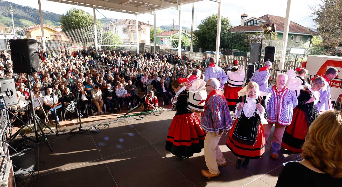 En el acto han participado la Agrupación de Danzas 'Virgen de las Nieves', el Coro Ronda Garcilaso, Alegría Cántabra, la Ronda La Esperanza de Requejo, José Manuel Cuesta 'El Cartero de Correpoco', Miguel Cadavieco, Nando Agüeros y los Hermanos Cosio.