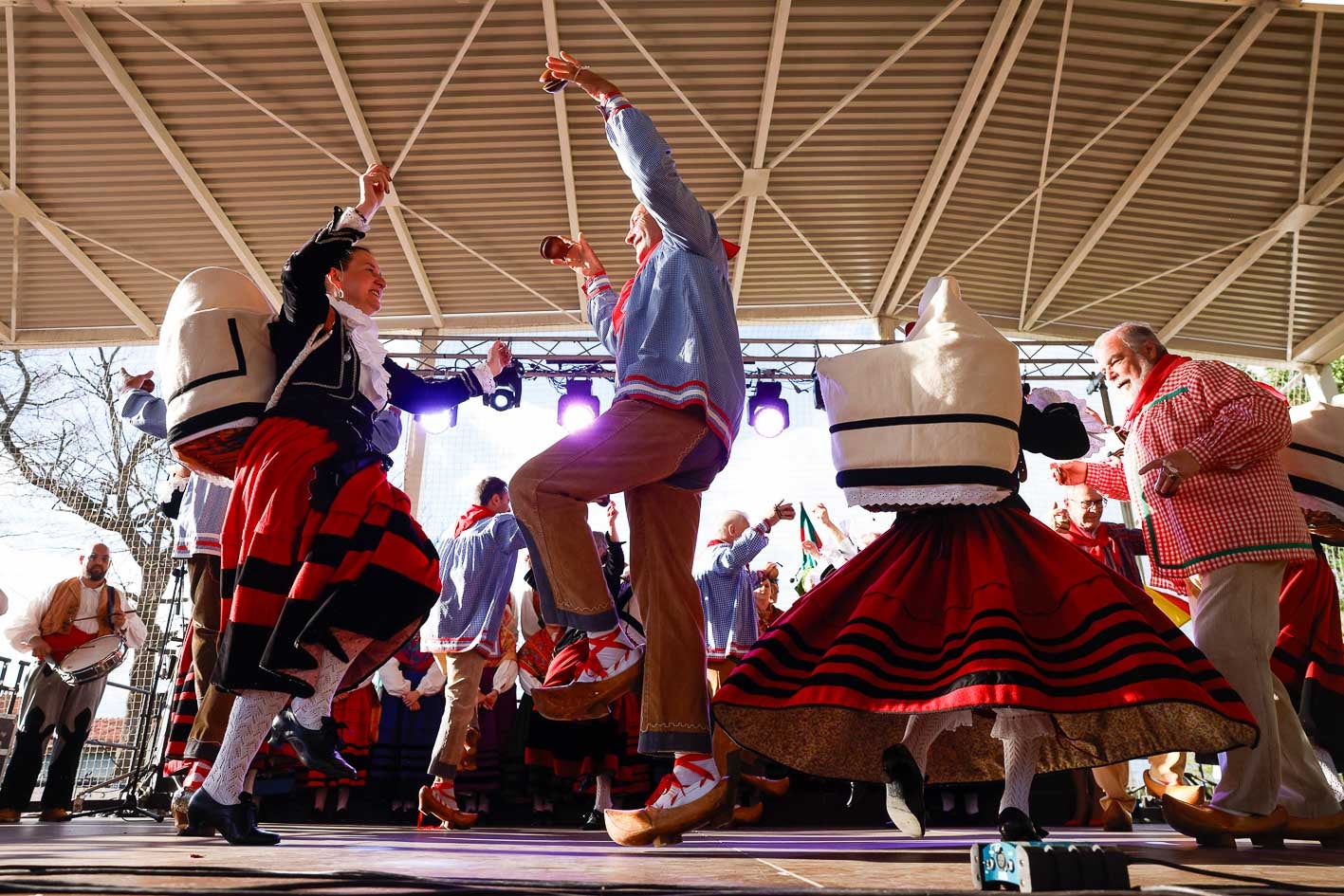 El homenaje al Malvís de Tanos ha sido un acto collmado de folclore, danzas y tonadas tradicionales.