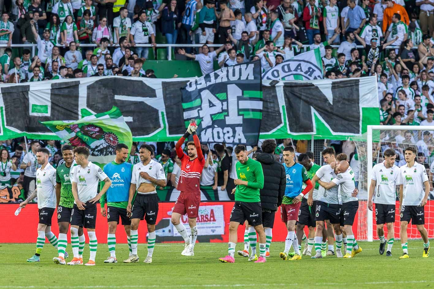 Los jugadores del Racing, se retiran satisfechos del terreno de juego. 