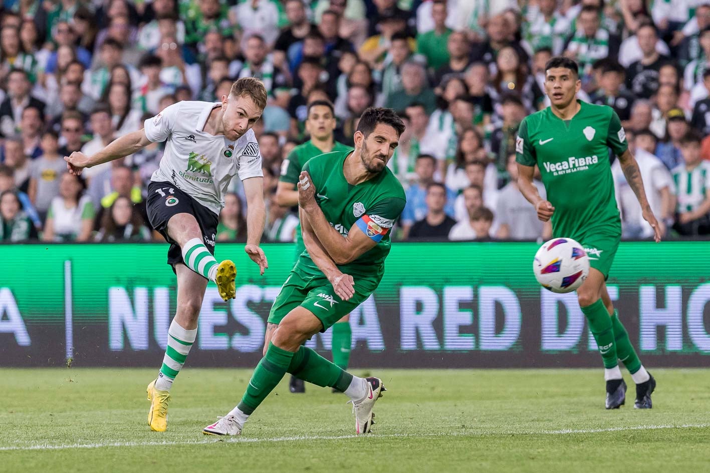 Peque tira a puerta en un lance del partido. 