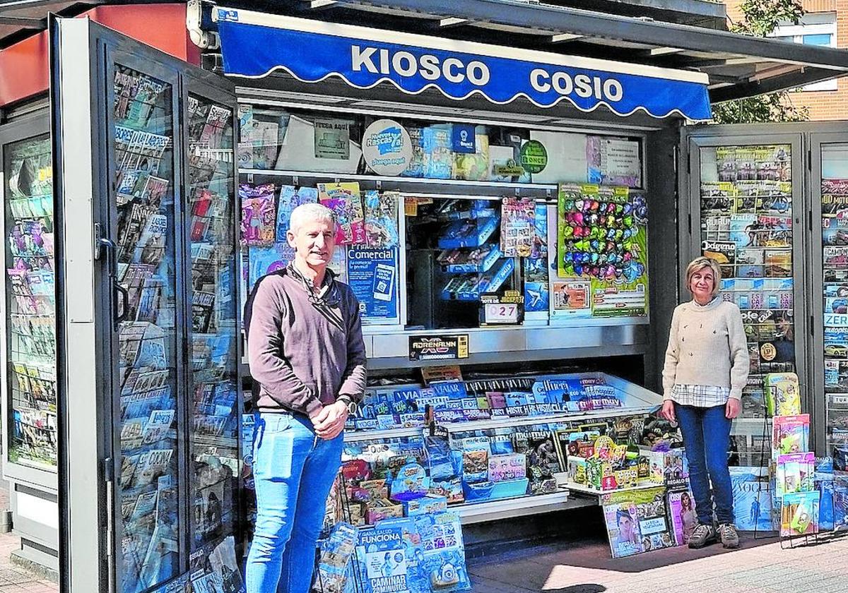 Ana González y Pablo Cosío, en el lugar en el que actualmente se encuentra el kiosco.