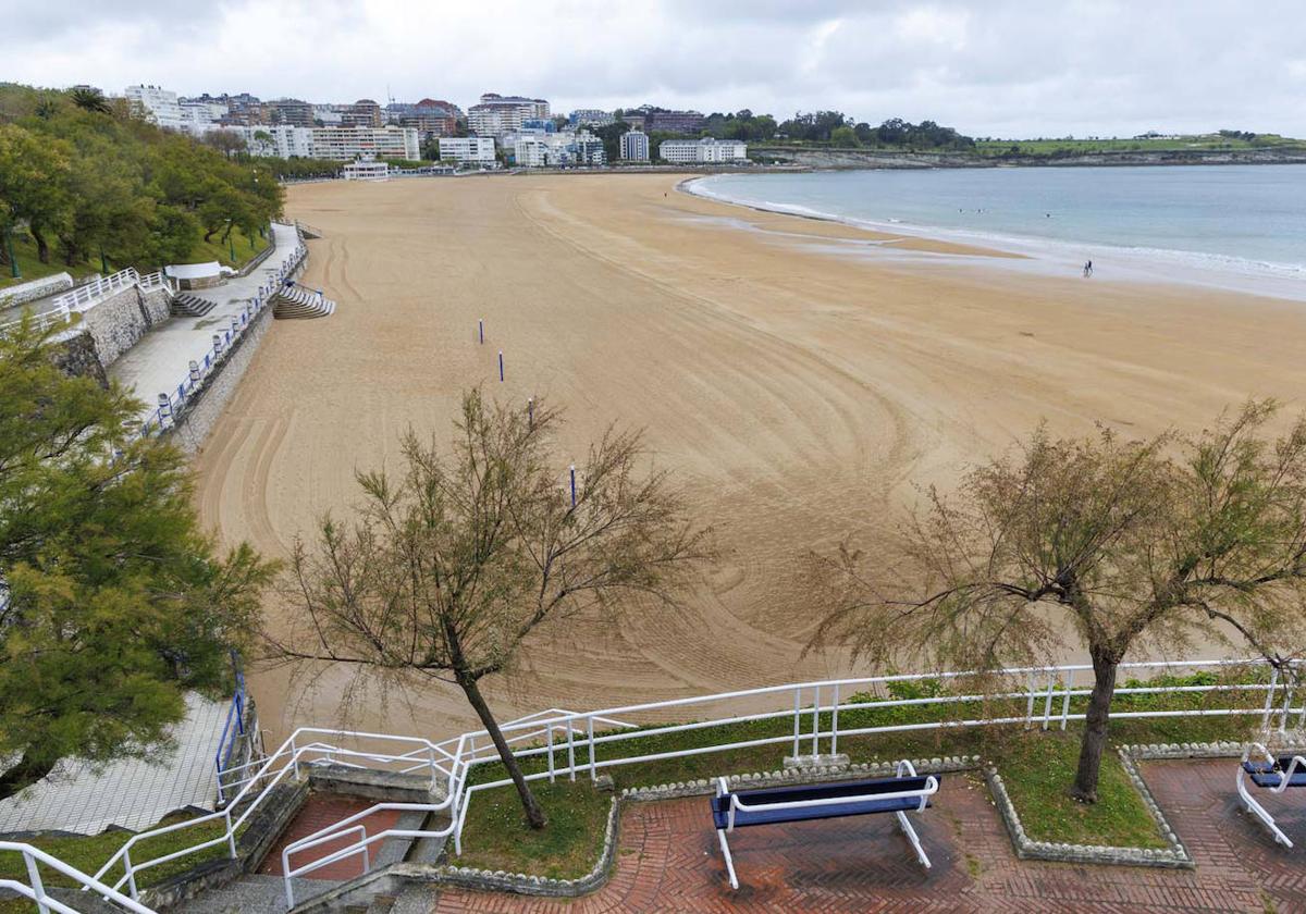 La Segunda de El Sardinero tiene más cantidad de arena que otros años y se están instalando nuevas duchas. Además, hay papeleras de reciclaje en varios puntos del arenal.