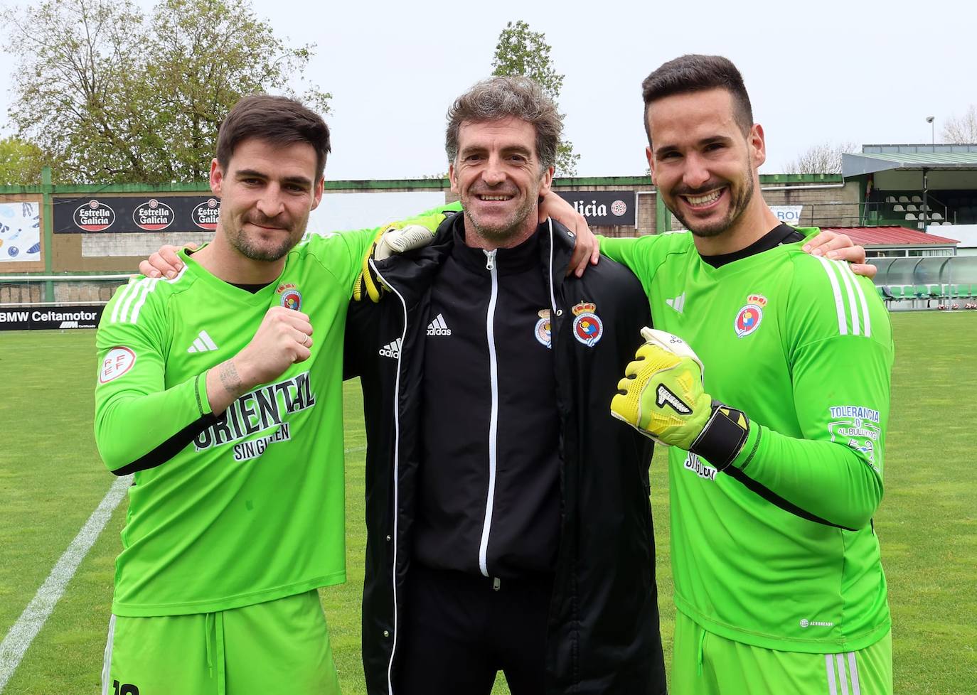 Sotres y Mediavilla, junto al entrenador de porteros.