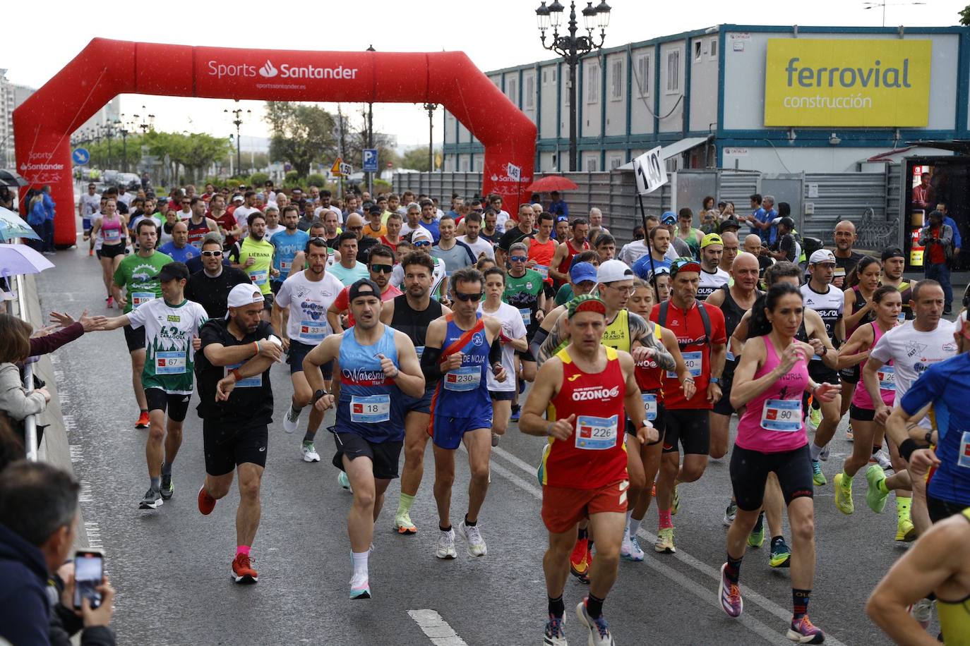 El pelotón, a su salida en el centro de Santander.