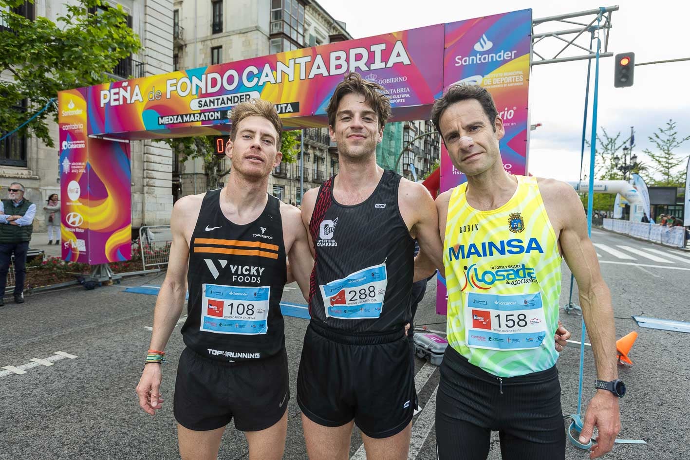 David García (108), segundo; Bruno Villazón (288), el ganador; y Fermín Llarena, el tercer clasificado en la media maratón.