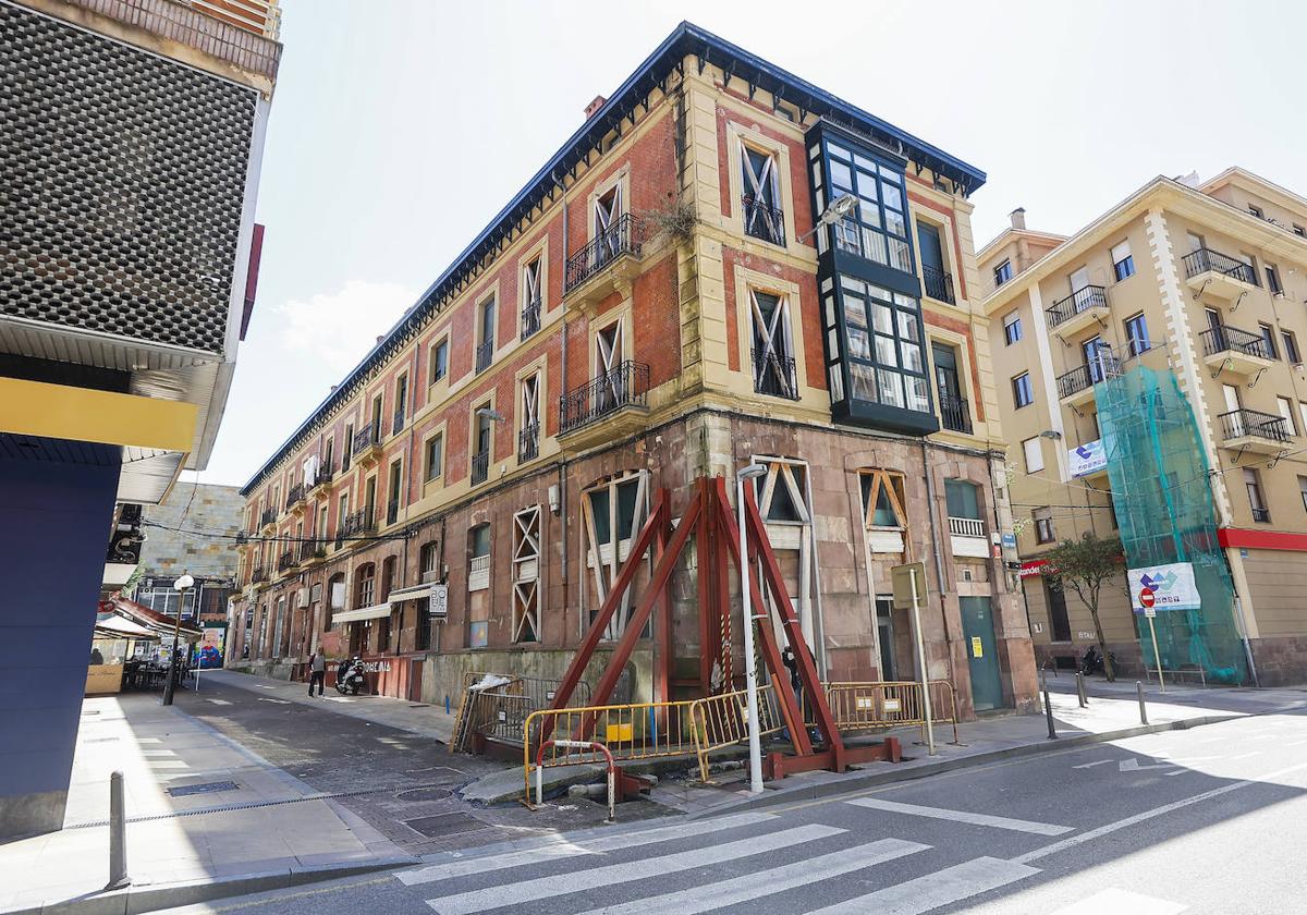 El edificio se encuentra junto a la calle José María Pereda, una de las arterias principales del casco urbano de Torrelavega.