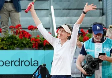 Cristina Bucsa saluda al público tras su victoria en dobles en el Open de Madrid.