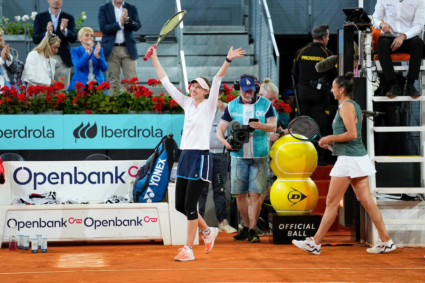 Cristina Bucsa saluda al público tras su victoria en dobles en el Open de Madrid.