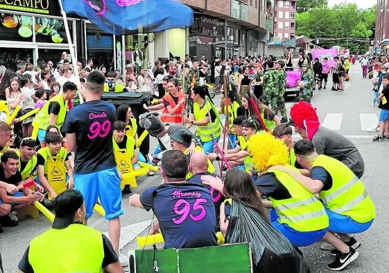 Las peñas bailan al ritmo de la música en las fiestas de Los Corrales de Buelna.