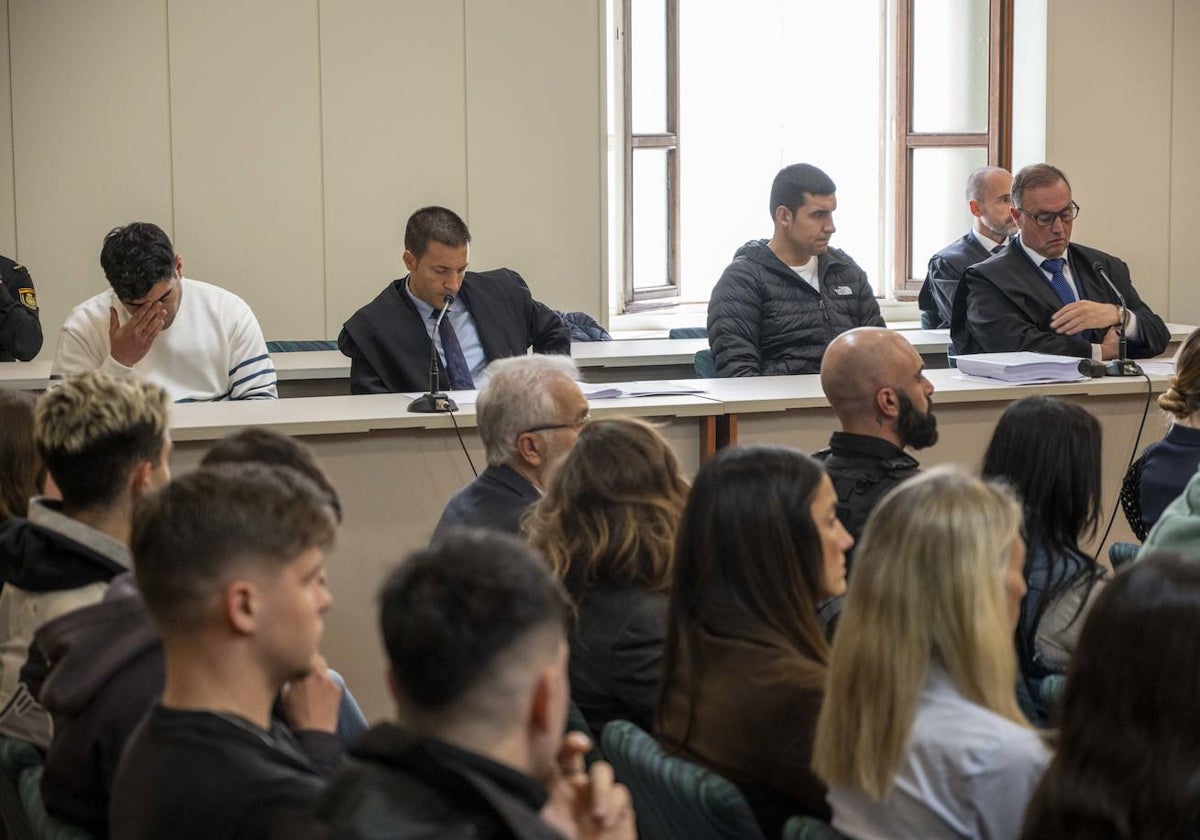 Los dos acusados Adrián Bedia (de blanco) y Bryan Barroso (con cazadora negra) junto a sus dos abogados.