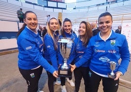 Judit Bueno, Naomi Solórzano, Blanca Gandarillas, Laura Abascal y Andrea Gómez con el trofeo de campeonas de la Supercopa.