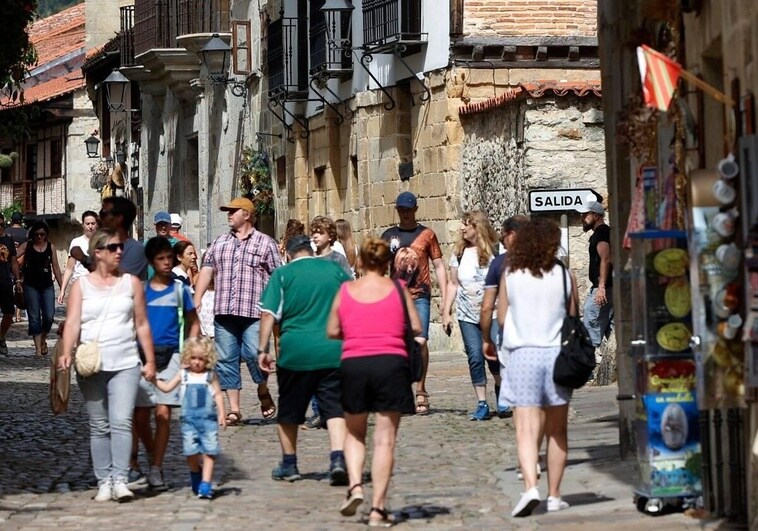 Turistas por las calles de Santillana del Mar.