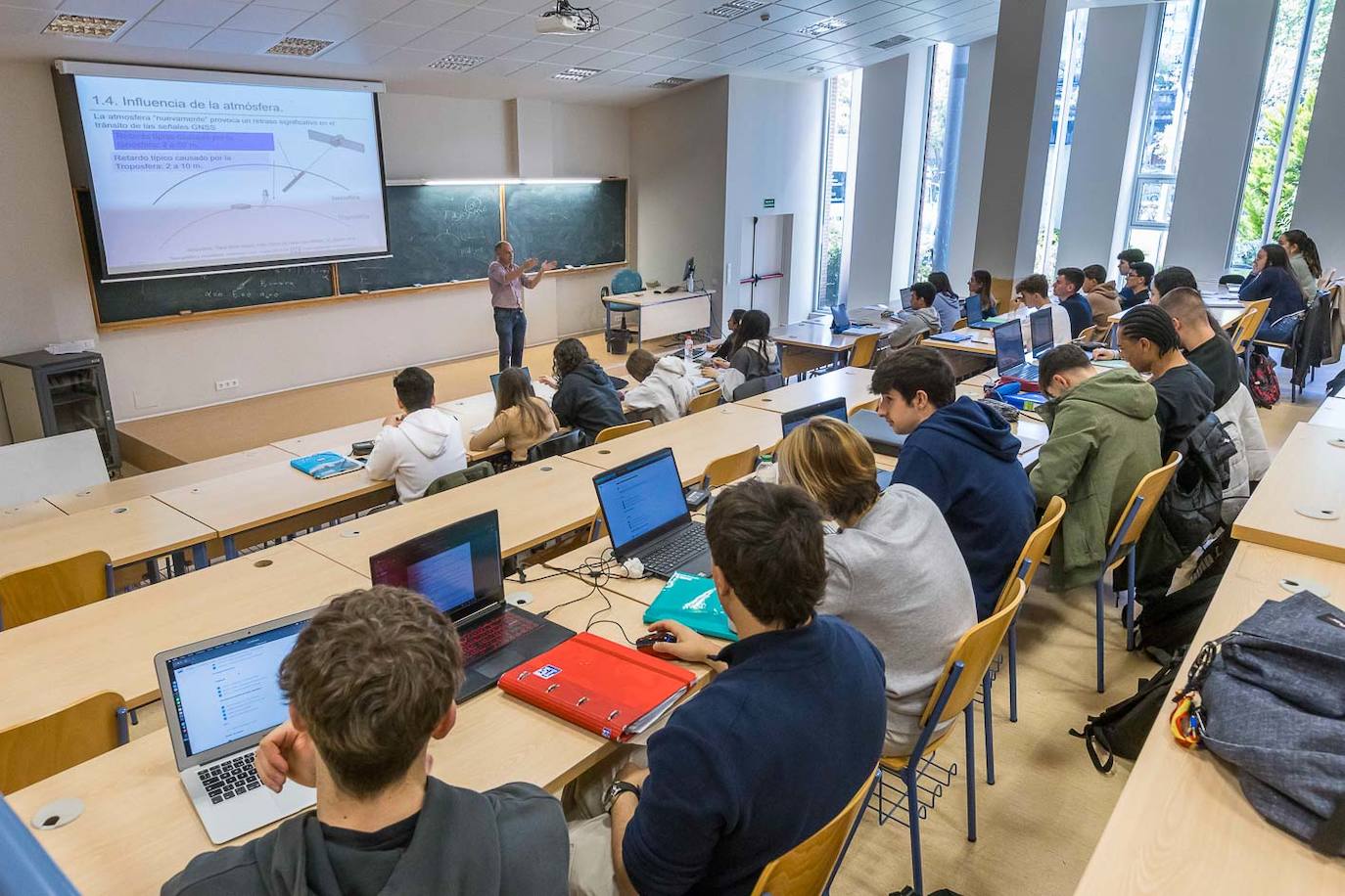 Clase de Topografía de un grupo de alumnos de 1º de la Escuela Técnica Superior de Ingenieros de Caminos, Canales y Puertos. 