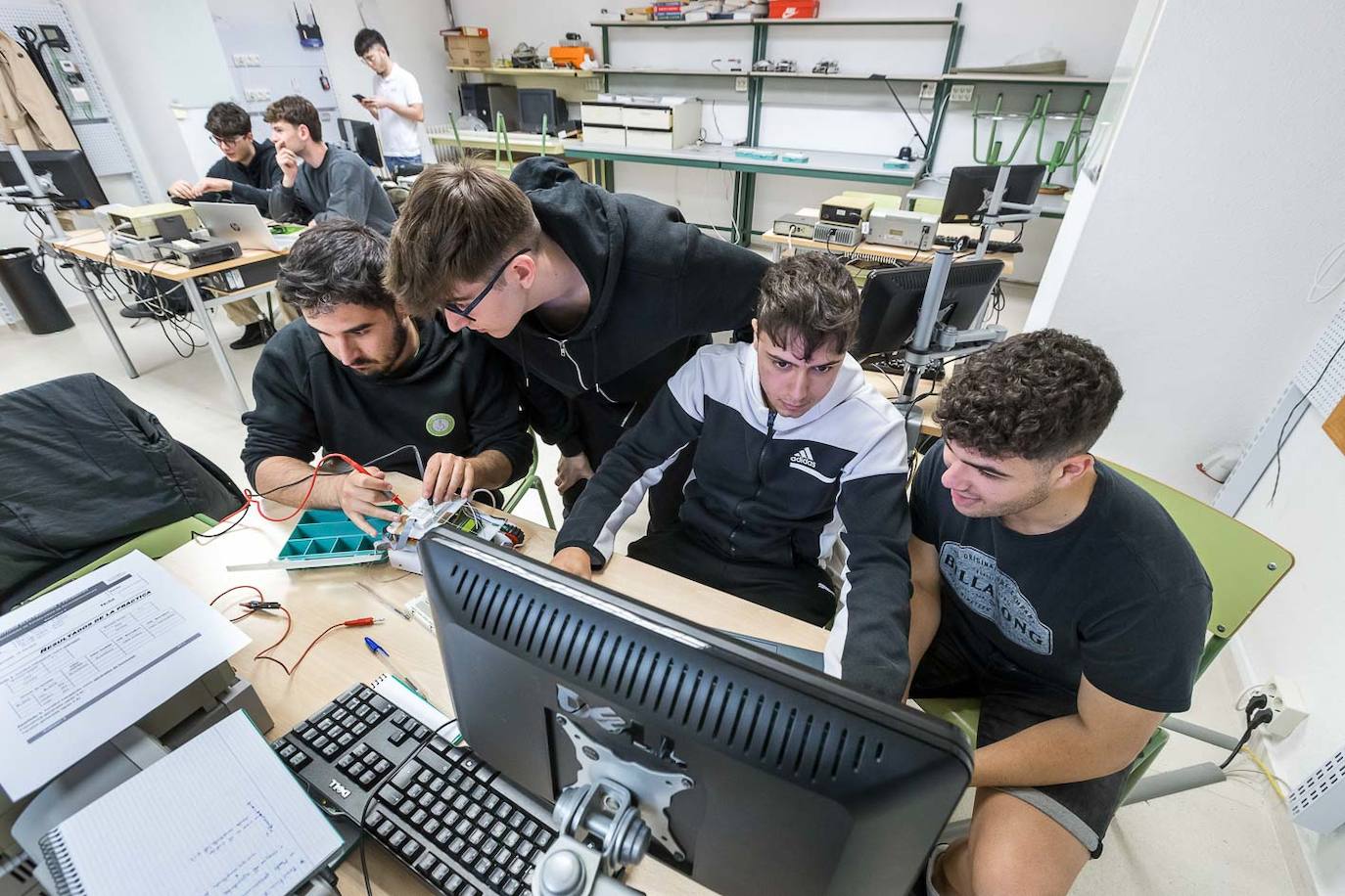 Clase práctica en el laboratorio de Dispositivos electrónicos y fotónicos (Departamento Teisa) en la ETSI Industriales y de Telecomunicación. 