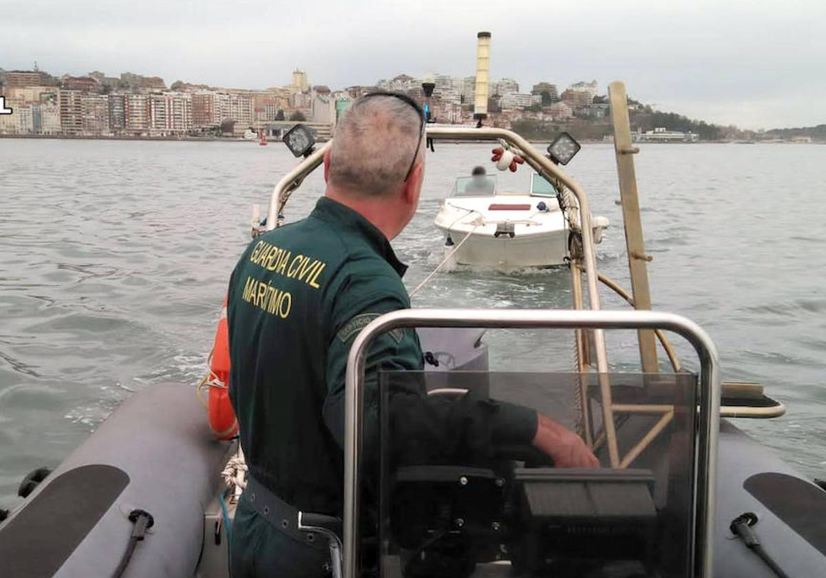 Rescatado el ocupante de una embarcación a la deriva en la bocana de Marina del Cantábrico