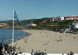 Bandera azul en la playa de Comillas, que este año la ha perdido.