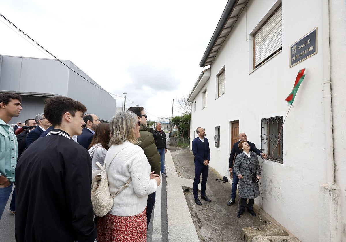 Familiares, seres queridos y autoridades asisten al descubrimiento de la placa en recuerdo de Ingelmo, este martes, en Sierrapando.